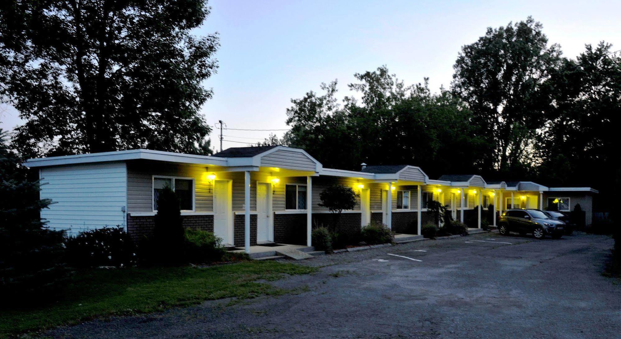 Motel Des Deux Lacs Waterloo Eksteriør bilde